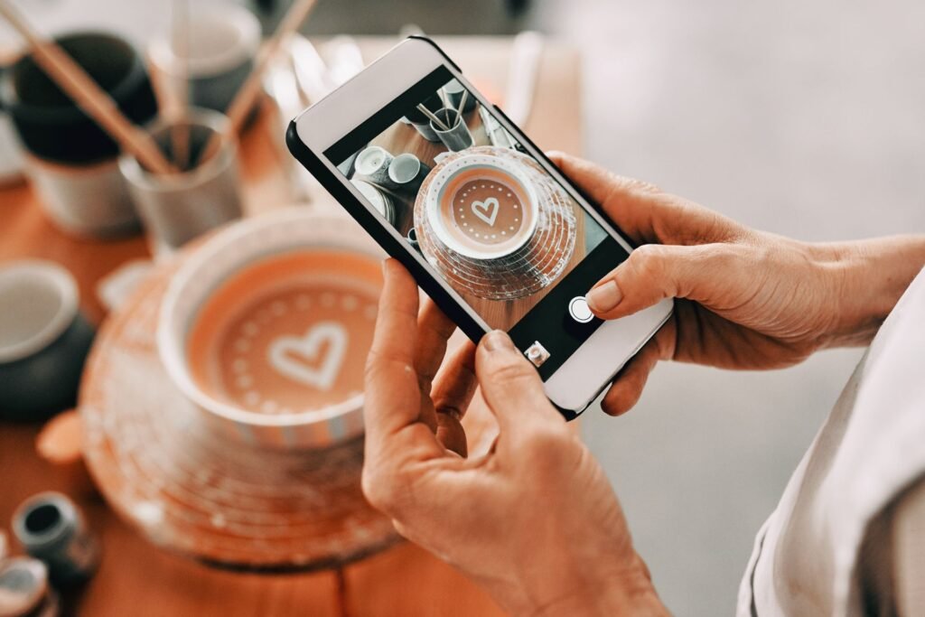 Tim Buruan Digital mengelola strategi konten dan media sosial untuk meningkatkan engagement brand.